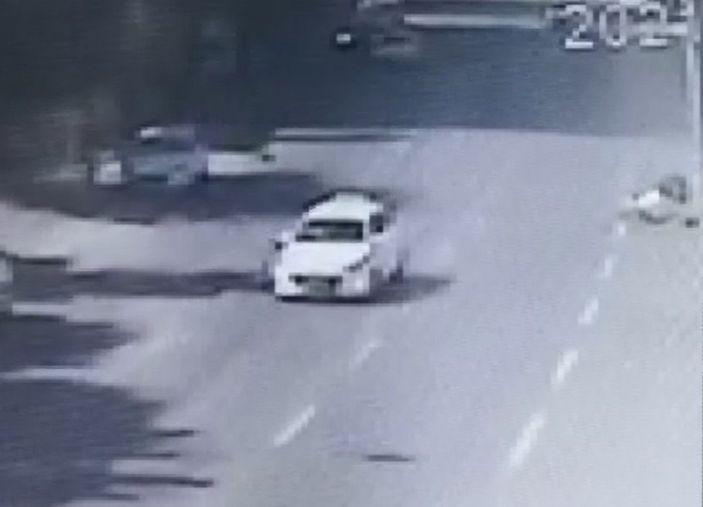 d Kağıthane'de kontrolden çıkan otomobil takla attı