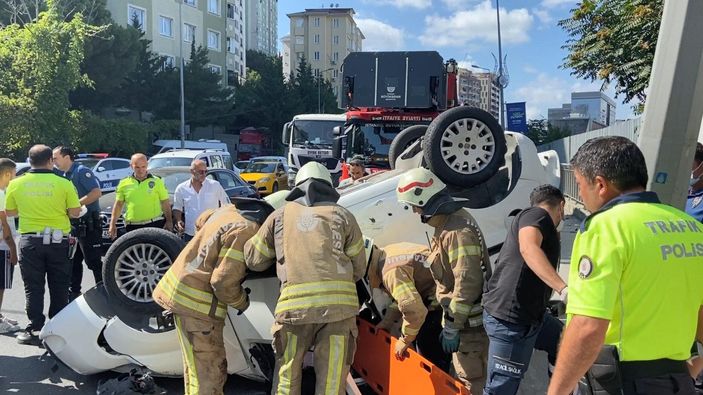d Kağıthane'de kontrolden çıkan otomobil takla attı