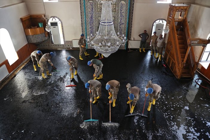 Kastamonu'da komandolar, camiyi su ve köpükle yıkadı