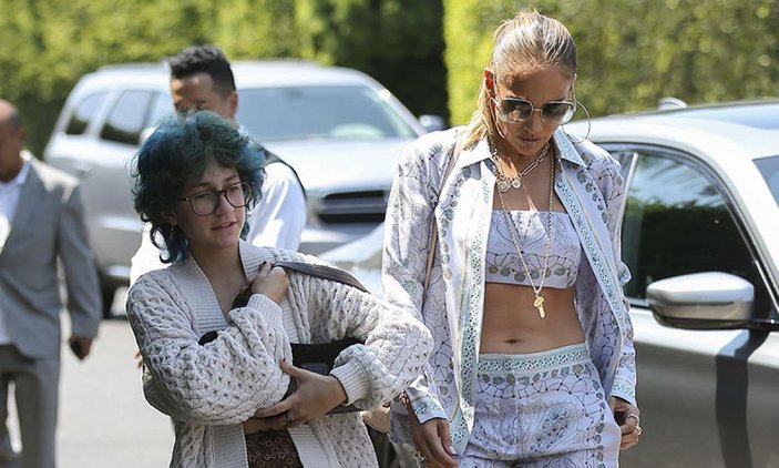 Jennifer Lopez'in kızı Emme tarzıyla şaşırttı