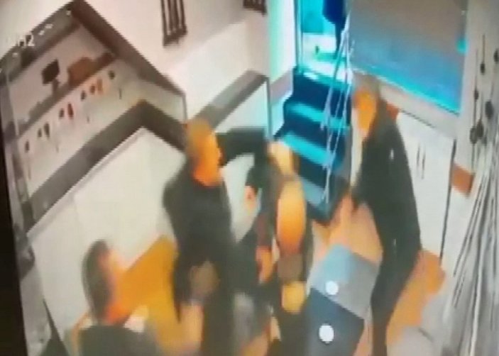 Beyoğlu'nda otellere çökebilmek için esnaflara saldırdılar