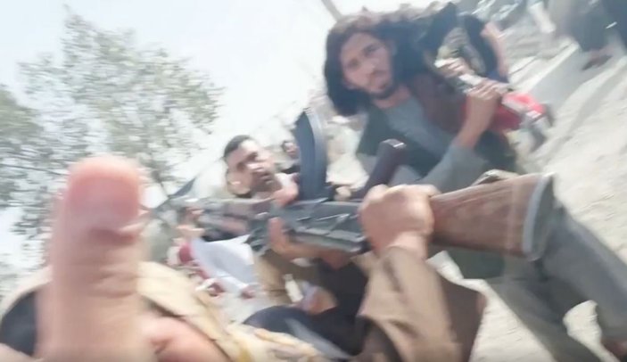Taliban, CNN muhabiri ve ekibine saldırdı