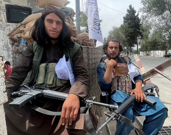 Taliban yeni üniformaları ile görevde
