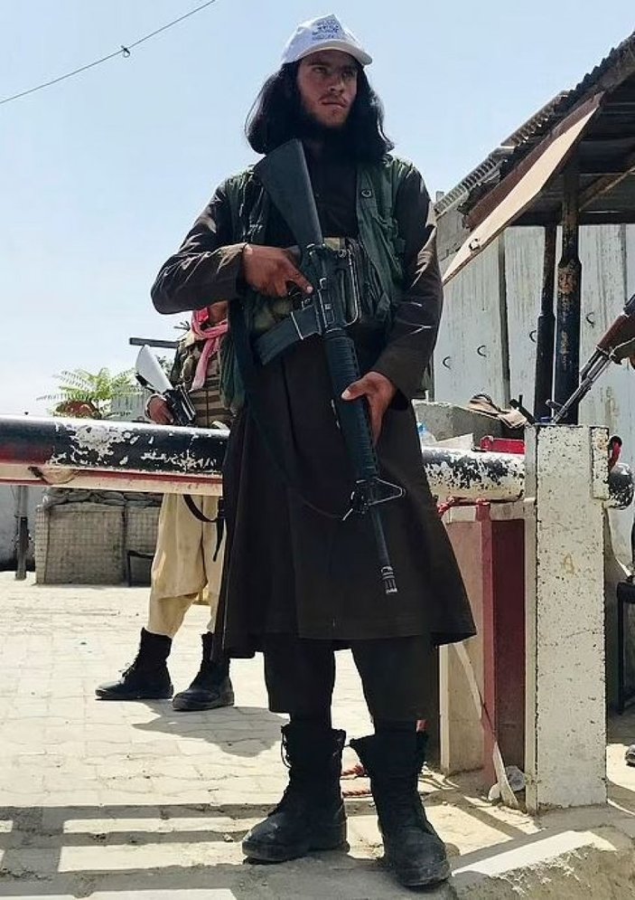 Taliban yeni üniformaları ile görevde