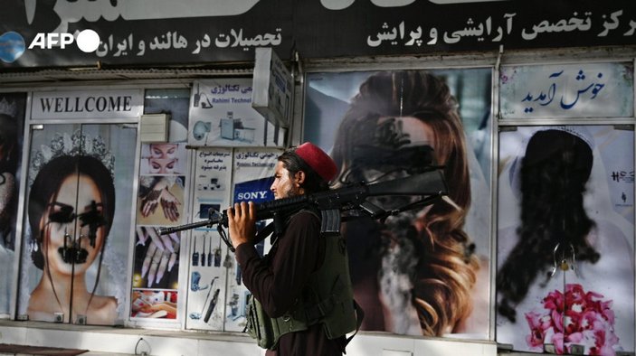 Taliban'ın ardından Kabil'deki kadın resimleri siliniyor