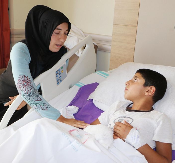 d Erzurum’da yer bulduğu cisim, taşla vurunca patladı