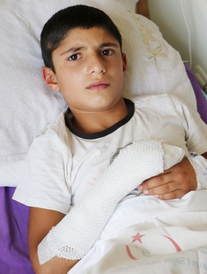 d Erzurum’da yer bulduğu cisim, taşla vurunca patladı