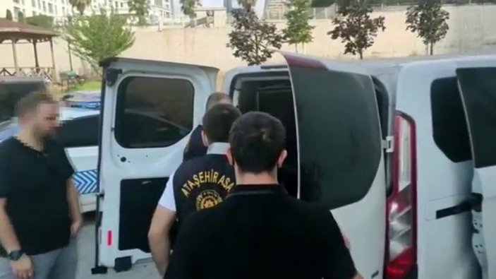 Ataşehir’de polisi gördü, uyuşturucu poşetini camdan attı