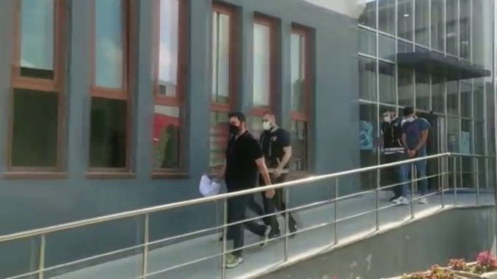 Ataşehir’de polisi gördü, uyuşturucu poşetini camdan attı