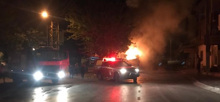 Muğla’da park halindeki minibüs alev alev yandı