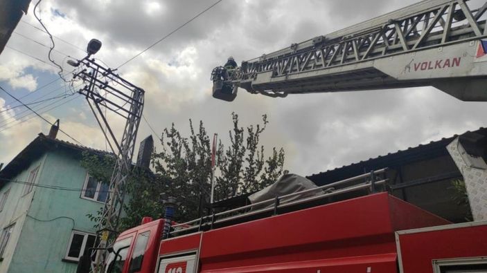 i Bilecik'te 2 ev yanarak küle döndü