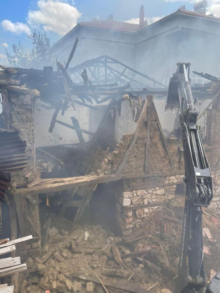 i Bilecik'te 2 ev yanarak küle döndü