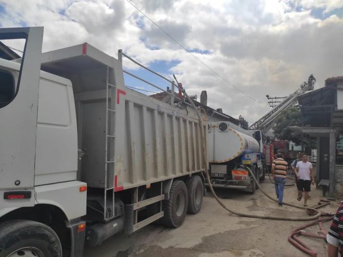 i Bilecik'te 2 ev yanarak küle döndü