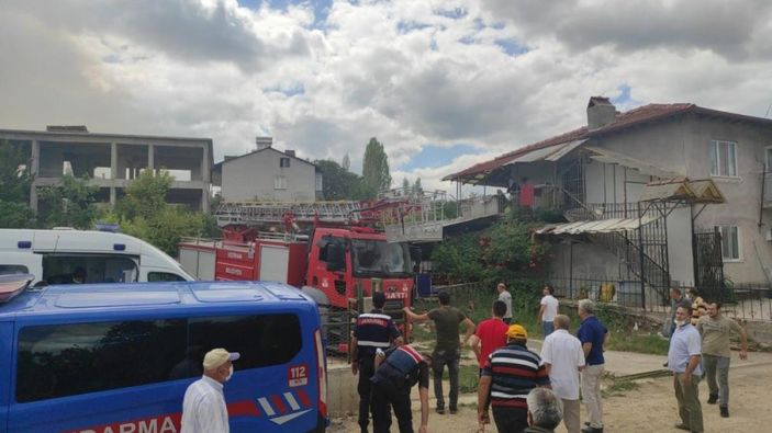 i Bilecik'te 2 ev yanarak küle döndü