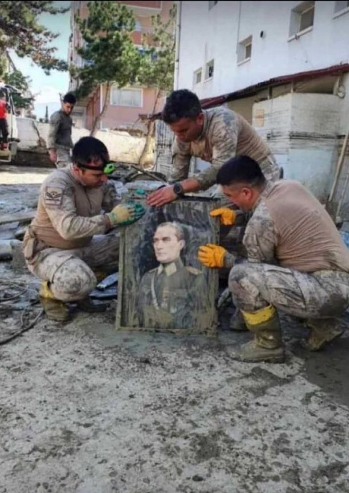 Kastamonu'da çamura bulanmış Atatürk fotoğrafını yıkayan askerler