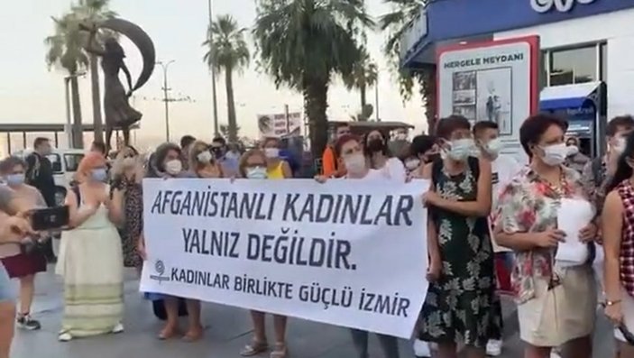 İzmir'de Afgan kadınlar için soyunma eylemi