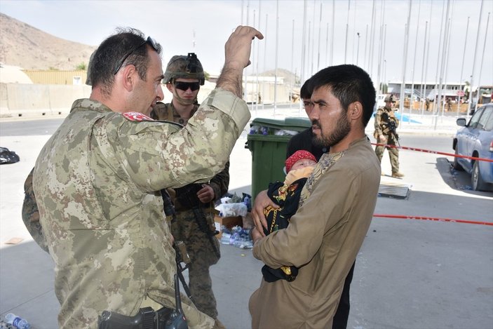 Türk askeri, Kabil'de annesinden ayrı düşen Hadiya bebeğe şefkat elini uzattı