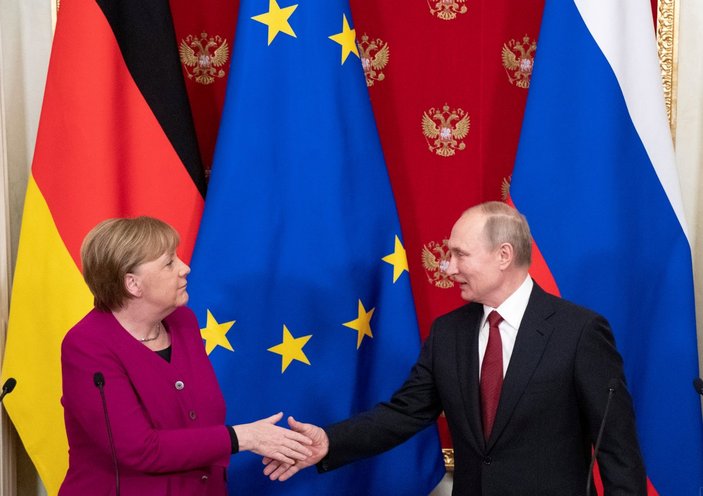 Angela Merkel'den Vladimir Putin'e veda ziyareti