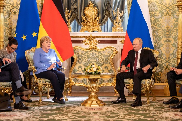 Vladimir Putin, Angela Merkel'e çiçek hediye etti