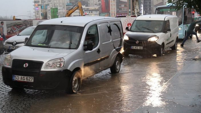 i Rize’de sağanak yağış etkili oldu