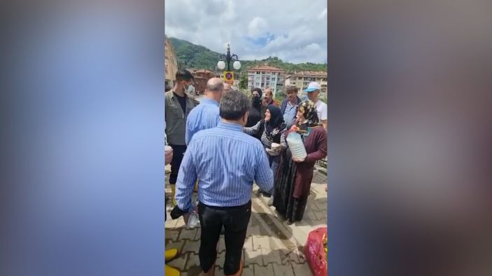 Kastamonulu teyzelerden Süleyman Soylu ve ekiplere ayran ikramı