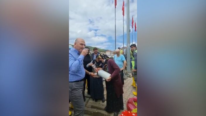 Kastamonulu teyzelerden Süleyman Soylu ve ekiplere ayran ikramı