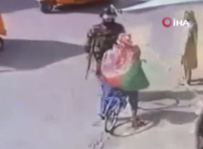 Taliban'ın Afganistan bayrağı taşıyanlara müdahalesi