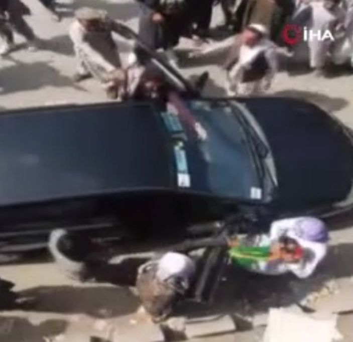 Taliban'ın Afganistan bayrağı taşıyanlara müdahalesi