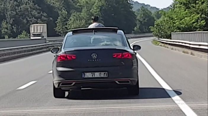 İ Ordu'da otomobilin cam tavanından sarkan çocuk korkuttu