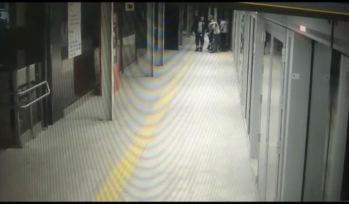 Kağıthane metrosuna intihar ihbarı için giden polis, hırsızı suçüstü yakaladı