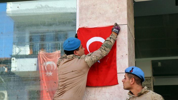 Sel bölgesindeki Türk askerinden 'bayrak' sevgisi