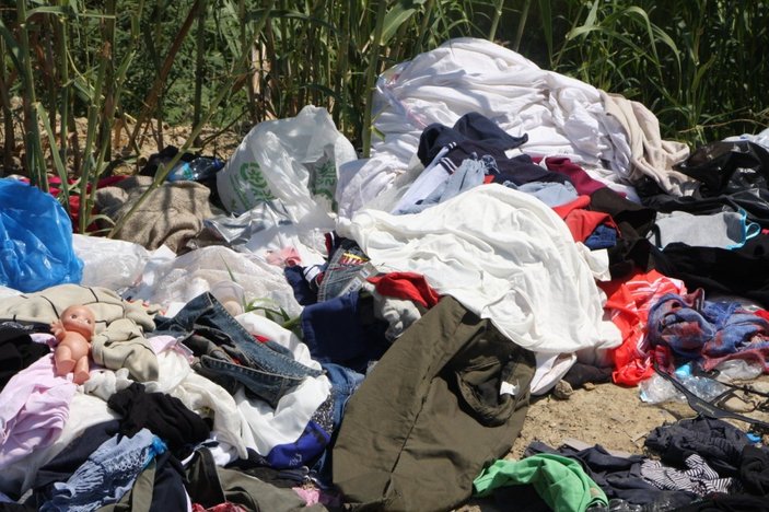 Manavgat'ta yardım için gönderilen kıyafetler dere kenarına atıldı