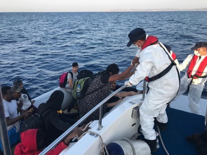 İzmir açıklarında 122 göçmen yakalandı
