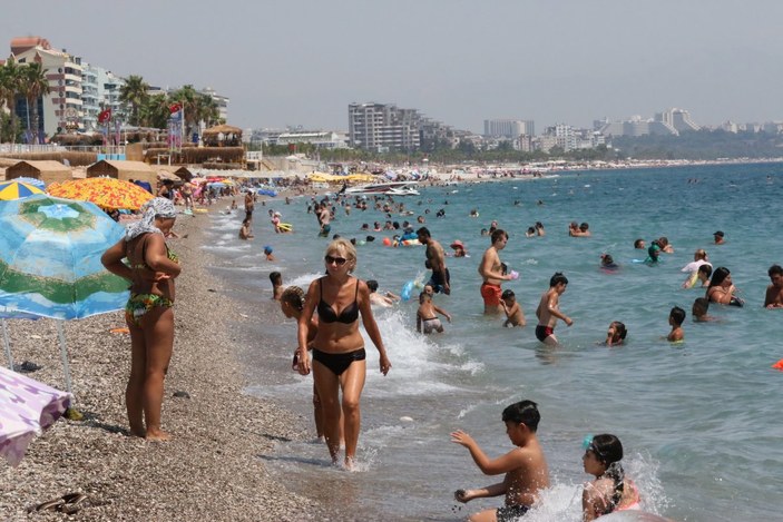 Antalya’da, Konyaaltı Sahili'nde boş yer kalmadı