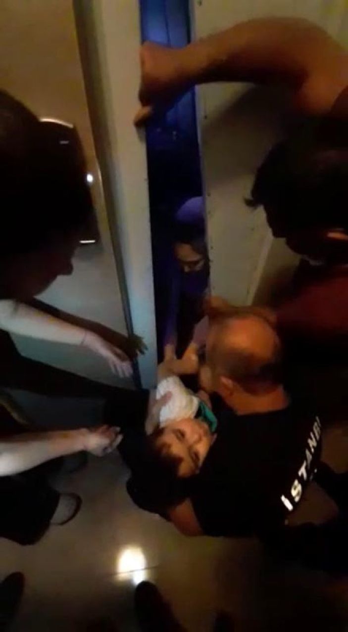 İ Avcılar'da anne-oğul, asansörde mahsur kaldı