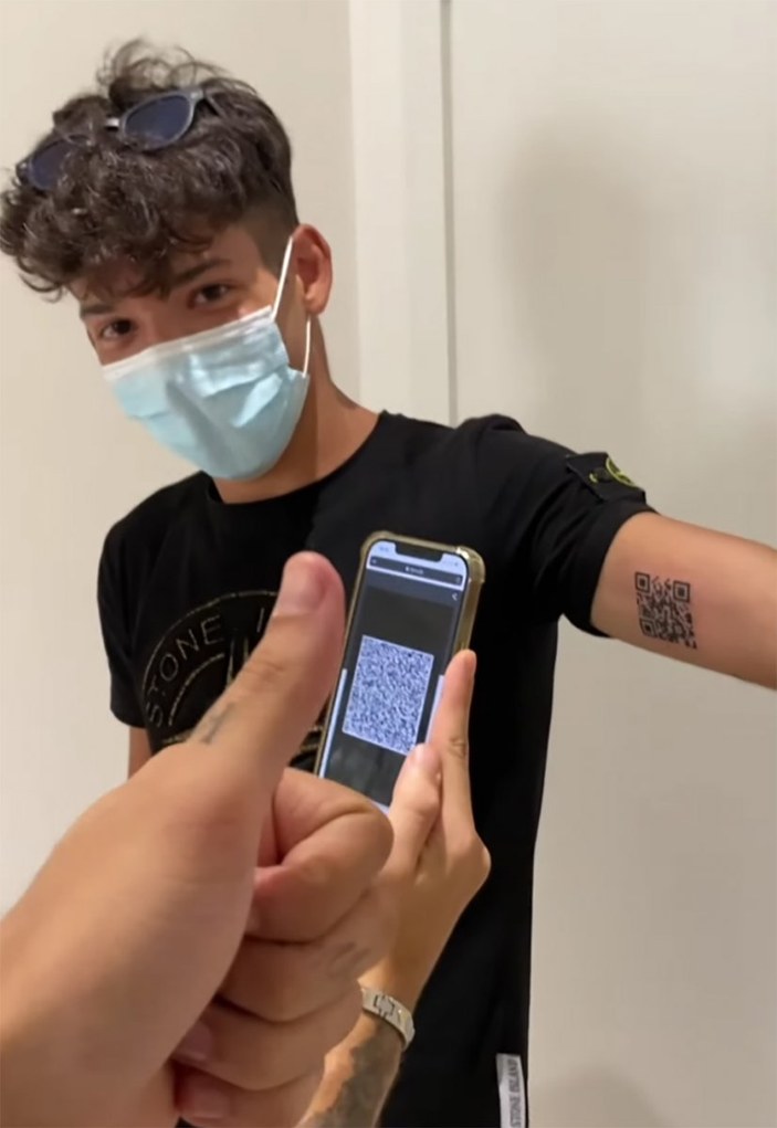 İtalyan genç, koronavirüs aşı sertifikasının barkodunu koluna dövme yaptırdı