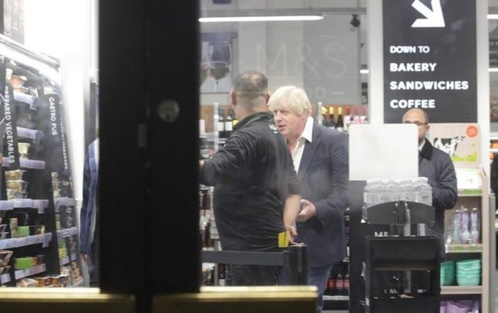 Boris Johnson, alışverişe maskesiz çıktı
