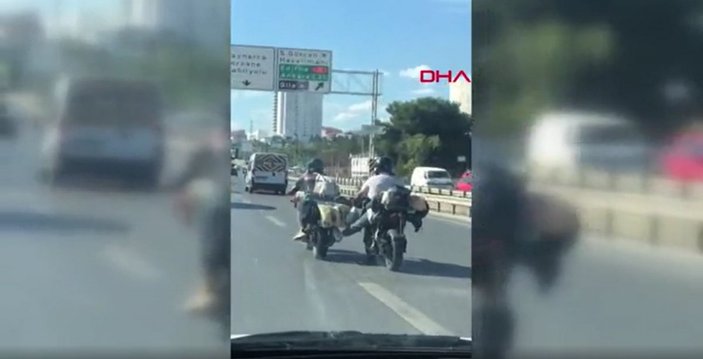 Pendik’te, bozulan motosikleti ayağı ile iten sürücü kamerada