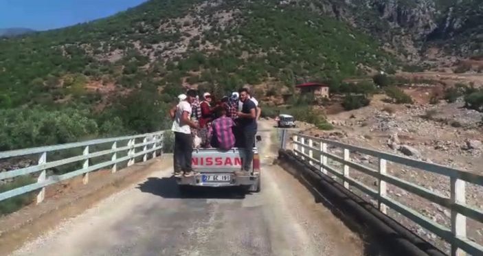 d Gaziantep’te, kamyonet kasasında tehlikeli yolculuk