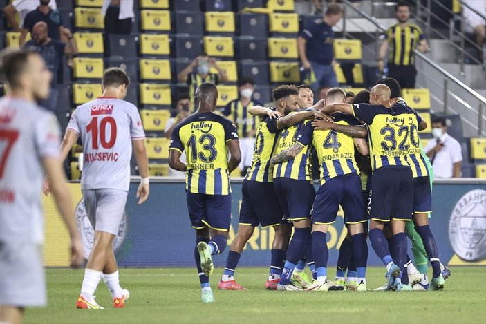 Fenerbahçe evinde Antalyaspor'u 2 golle geçti
