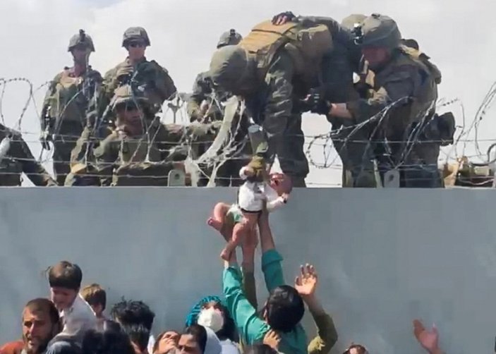 Kabil'de ABD askerlerine verilen bebek ailesine kavuştu