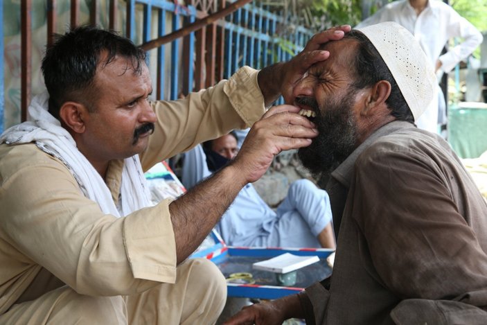 Pakistan'da sokak dişçilerine rağbet arttı