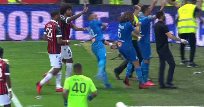 Nice-Marsilya maçında taraftar sahaya indi