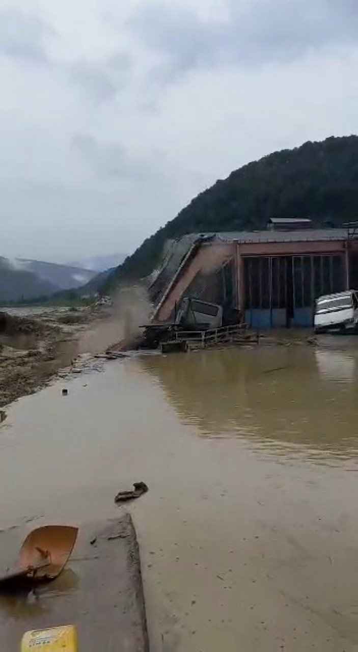 Sinop’taki sel felaketinde, dükkanın yıkılma anları kamerada