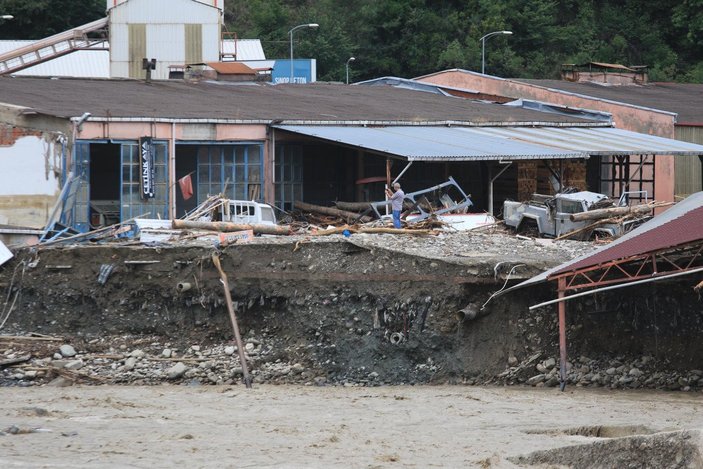 Sinop’taki sel felaketinde, dükkanın yıkılma anları kamerada