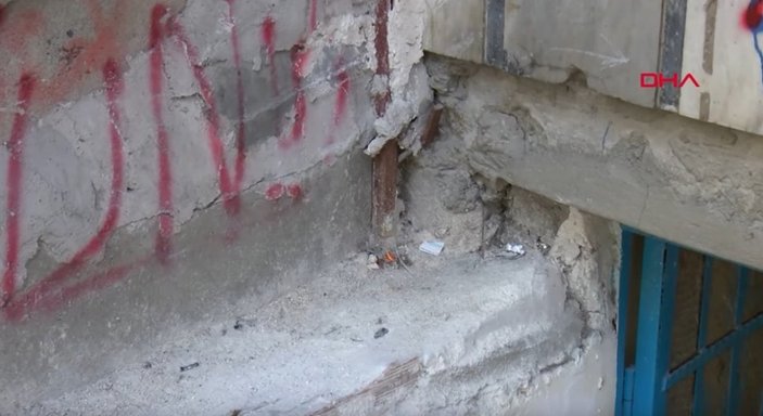 Sultangazi'de duvarları çatlak 50 yıllık binanın ince demir direklerle desteklenmesi tepki çekti
