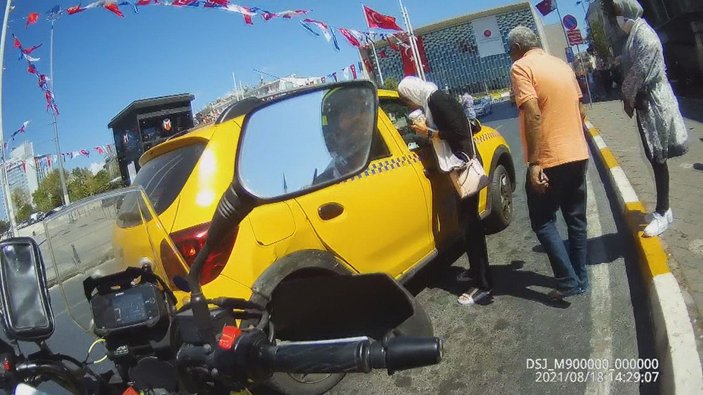 Beyoğlu'nda, taksimetreyi açmadan pazarlık yapan şoför, turistleri mağdur etti