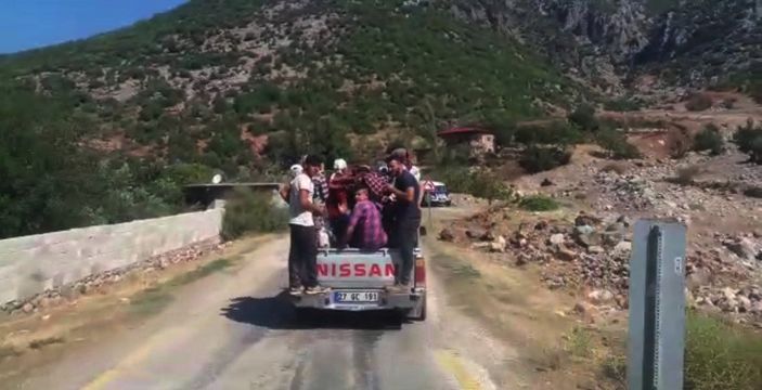 d Gaziantep’te, kamyonet kasasında tehlikeli yolculuk