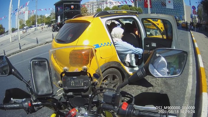 Beyoğlu'nda, taksimetreyi açmadan pazarlık yapan şoför, turistleri mağdur etti