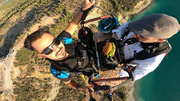 Adana'da aşçı, yamaç paraşütü yaparken hamburger hazırladı